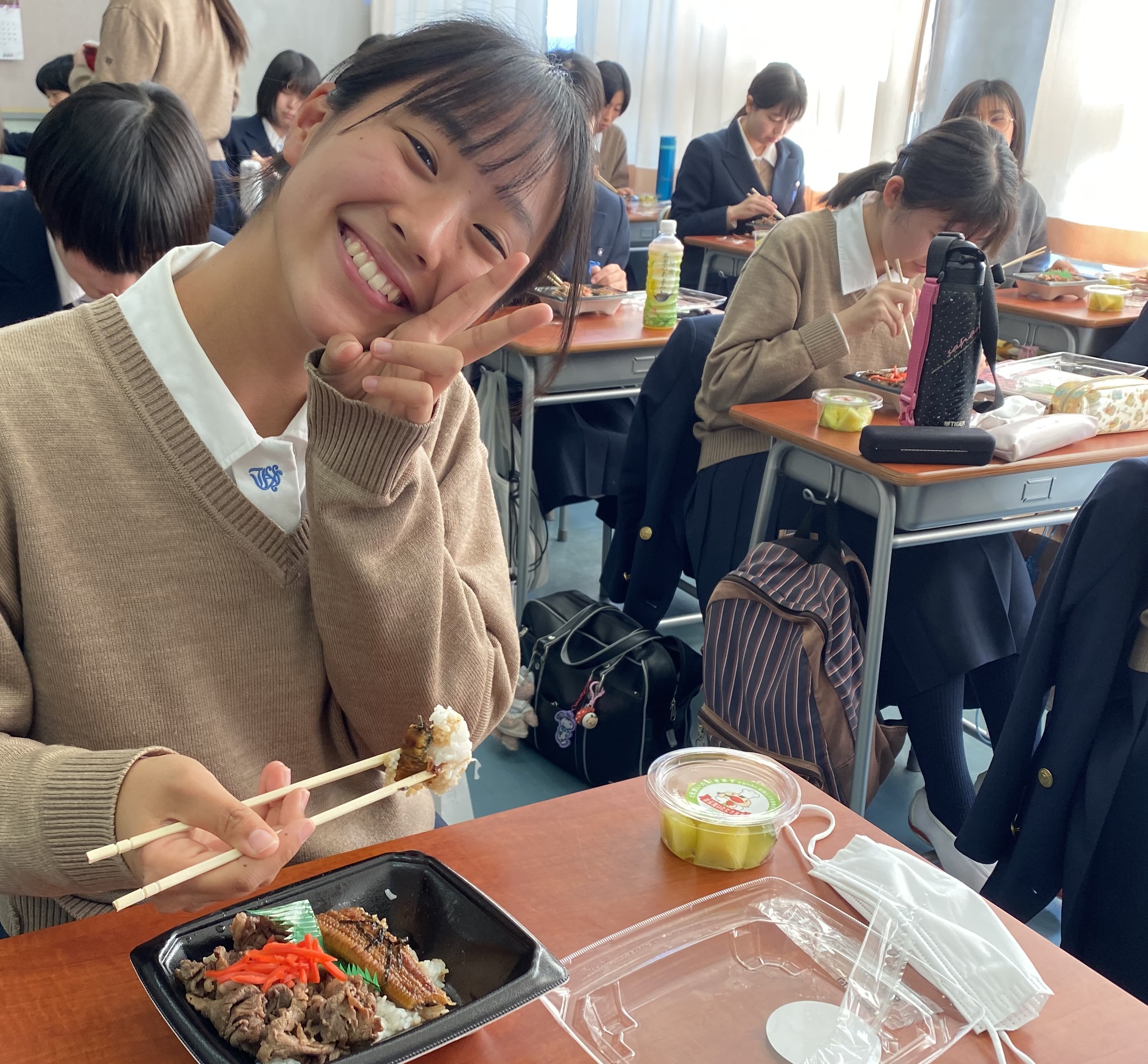 Kiss Fm Kobe 元気いただきますプロジェクト 学んで食べて たのしい食育 神戸常盤女子高等学校 1 2年生の皆さんに 食育教材 塗り絵冊子 での学習 そして兵庫県産牛肉 国産うなぎ メロンの スペシャルメニューを 美味しくお召し上がり頂きました あなた