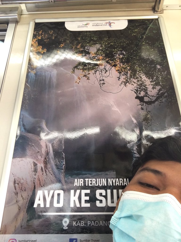 Liat poster wisata SUMBAR di rangkaian 1131 <a href="/CommuterLine/">KAI Commuter</a>, perjalanan Depok-Sabes berasa pulang kampung 😘😘 #AYOKESUMBAR