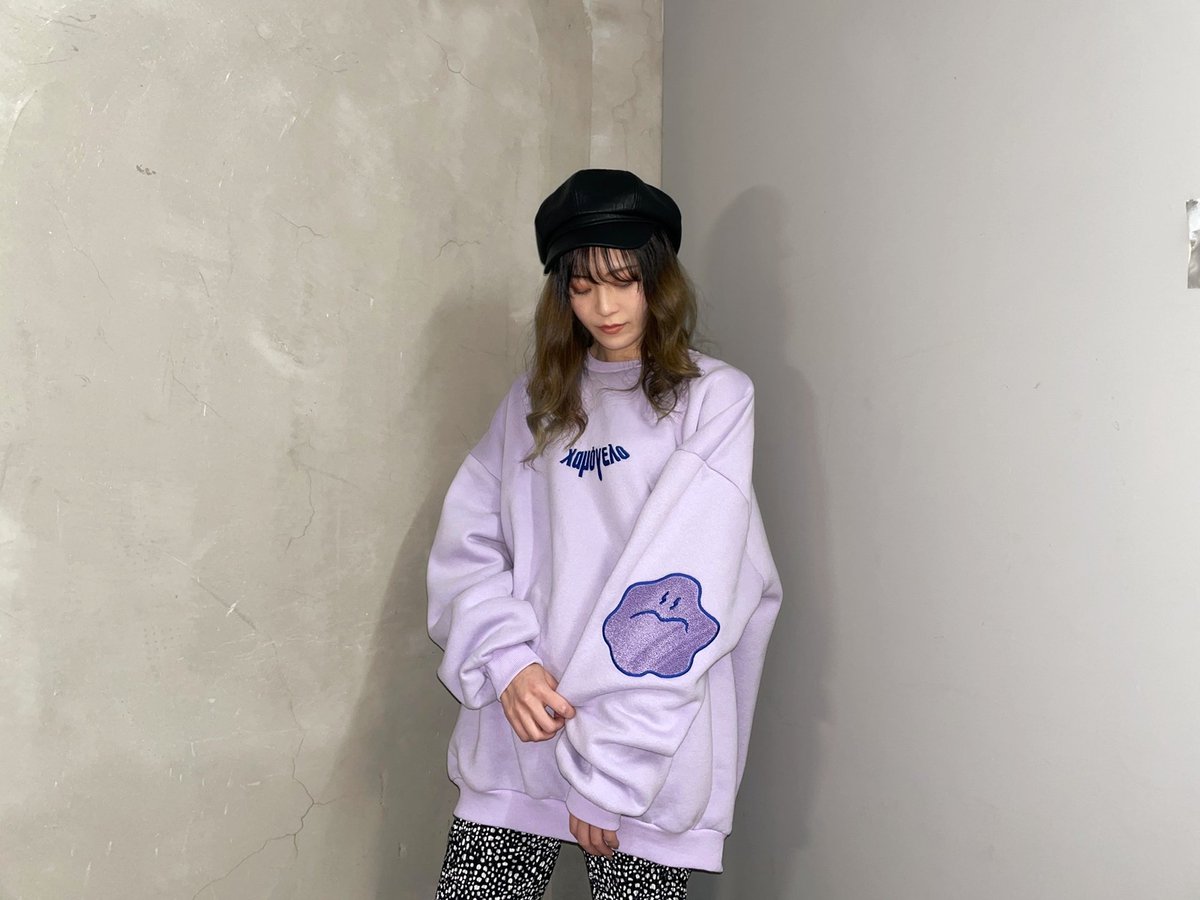 大人気のスマイルシリーズに新色が追加されました🥰🥰

どんなボトムにも合わせやすい淡めのパープルでめちゃくちゃ可愛いです😆💜💜
今までと同様、裏起毛で1枚でもしっかり暖かく今からの季節にピッタリです！
#RASVOA #ラスボア #トレーナー