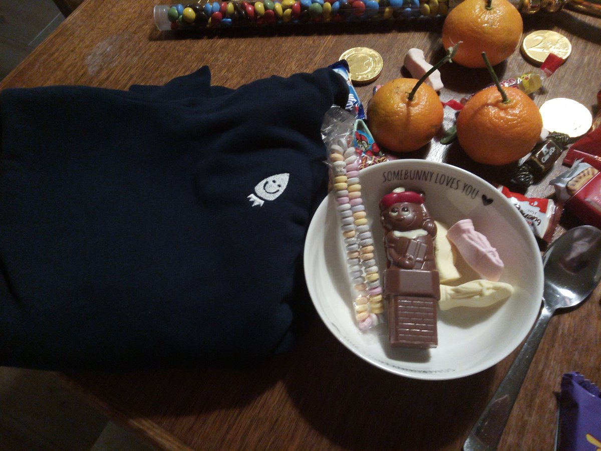 PeterendeVos's tweet photo. De Sint bracht voor de kinderen van de Vos ook iets van The Extra Smile. https://t.co/LSQC9UNUP3
