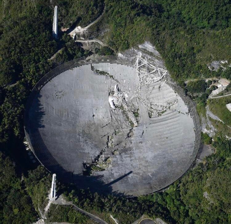 ciencia__infusa's tweet photo. Un minuto de silencio por el radio telescopio de Arecibo, que tras 57 años de funcionamiento tuvo una serie de fallos estructurales que llevaron a su cierre hará unos días, hasta que finalmente la estructura del sensor principal colapsó el 1 de Diciembre #arecibo #radioastronomia https://t.co/BBna50FsEb