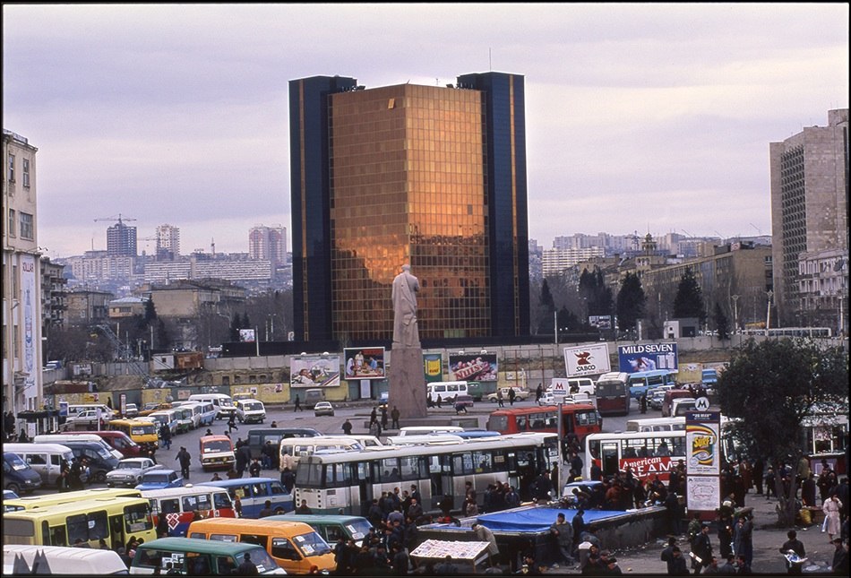 Solda: Milli Bank. 1995Sağda: Life. 1997Fotoqraf: Sənan Ələsgərov