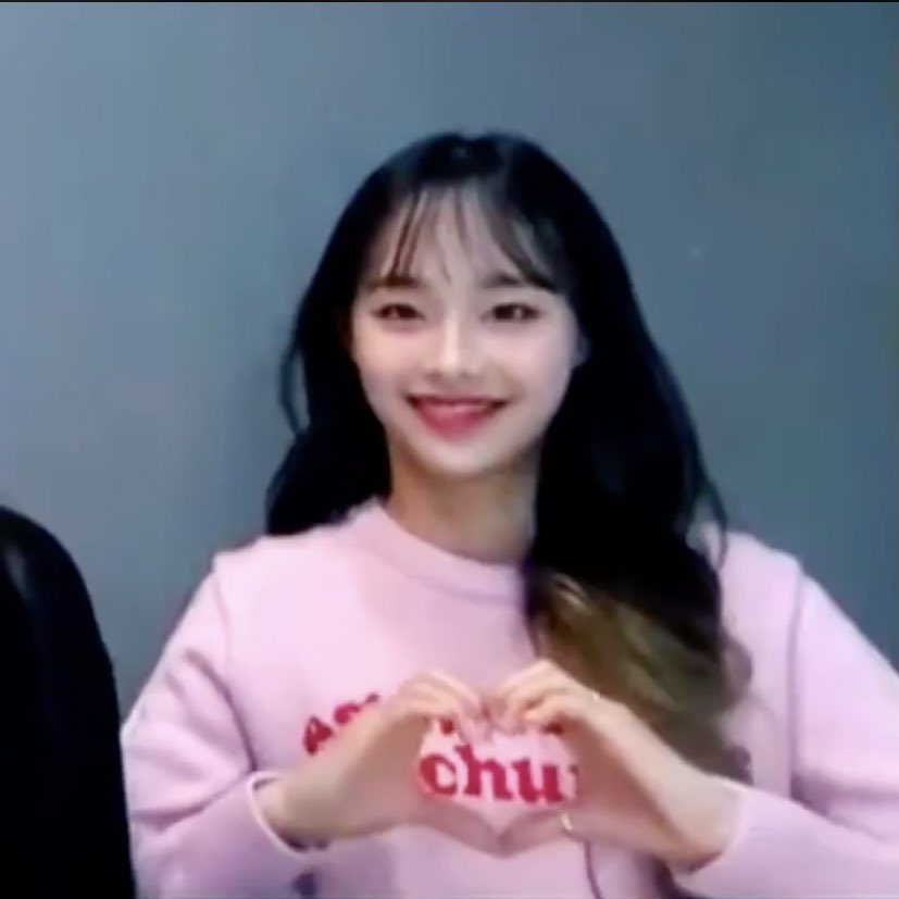 wise_chuu1020's tweet photo. 혹시 이 언니 손위치 노린 건지ㅋㅋㅋㅋㅋㅋㅋㅋ https://t.co/b3ApeK0DnC