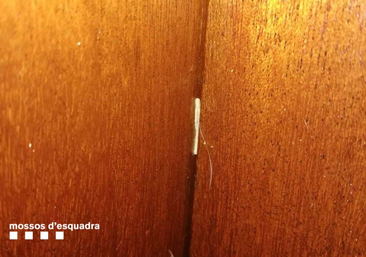 mossos's tweet photo. La prevenció dels robatoris a domicili és una feina d’equip, ajuda’ns avaluant i ajustant la seguretat a casa teva. Repassa la porta d’entrada per si trobes marcadors #LlarSegura https://t.co/cpH4VNHJ00