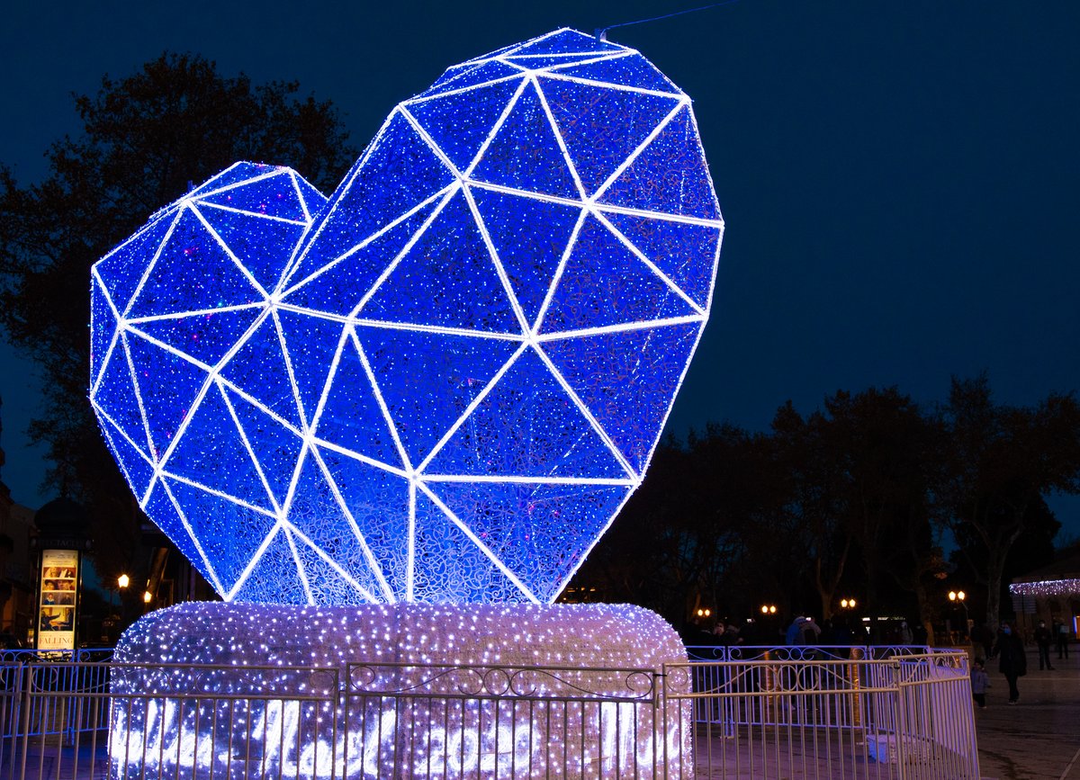 CGesbert's tweet photo. #Merci 👏. A #Montpellier, en soutien aux soignants et à tous ceux qui se dévouent, solidement installé et paré de couleurs changeantes, l'immense coeur bat sous le regard tutélaire des Trois Grâces. Place de la Comédie. #magnifique #solidarité #jeudiphoto https://t.co/PHjy9k75vm