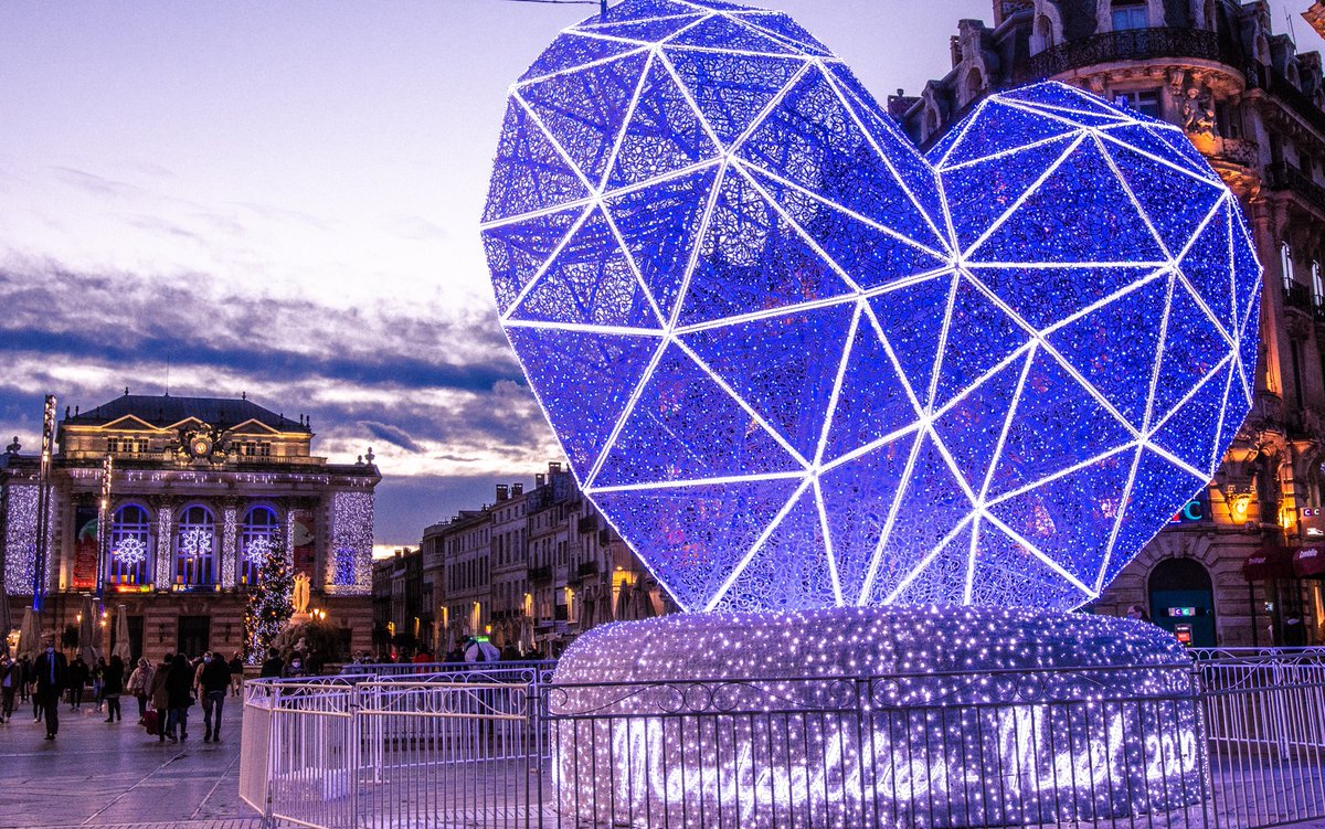 CGesbert's tweet photo. #Merci 👏. A #Montpellier, en soutien aux soignants et à tous ceux qui se dévouent, solidement installé et paré de couleurs changeantes, l'immense coeur bat sous le regard tutélaire des Trois Grâces. Place de la Comédie. #magnifique #solidarité #jeudiphoto https://t.co/PHjy9k75vm