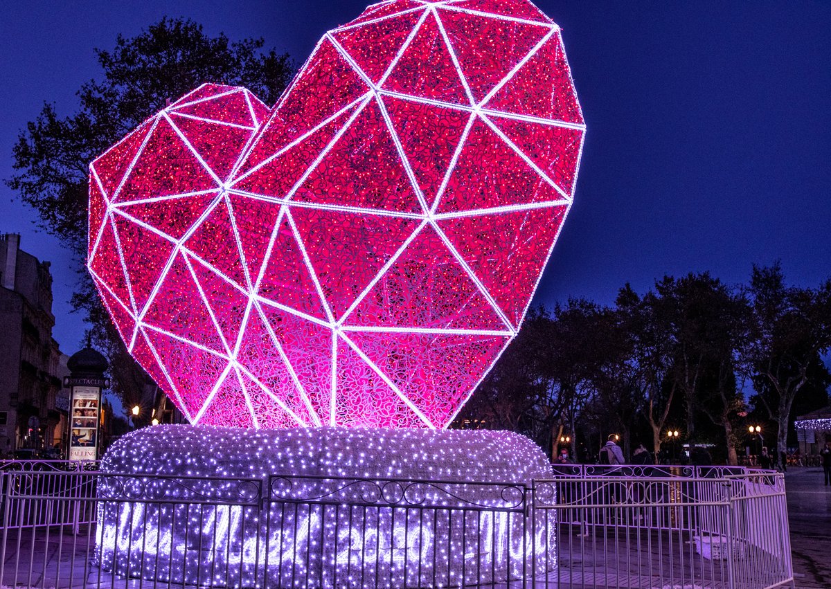 CGesbert's tweet photo. #Merci 👏. A #Montpellier, en soutien aux soignants et à tous ceux qui se dévouent, solidement installé et paré de couleurs changeantes, l'immense coeur bat sous le regard tutélaire des Trois Grâces. Place de la Comédie. #magnifique #solidarité #jeudiphoto https://t.co/PHjy9k75vm