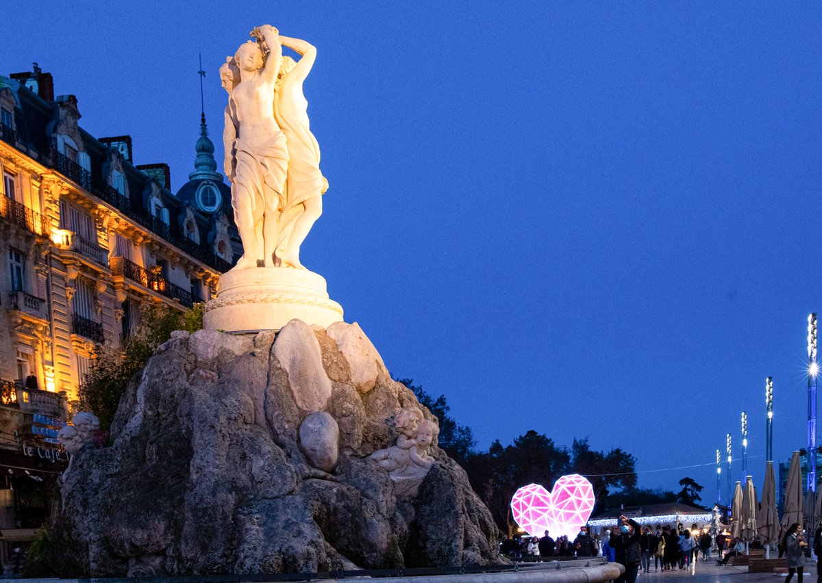 CGesbert's tweet photo. #Merci 👏. A #Montpellier, en soutien aux soignants et à tous ceux qui se dévouent, solidement installé et paré de couleurs changeantes, l'immense coeur bat sous le regard tutélaire des Trois Grâces. Place de la Comédie. #magnifique #solidarité #jeudiphoto https://t.co/PHjy9k75vm