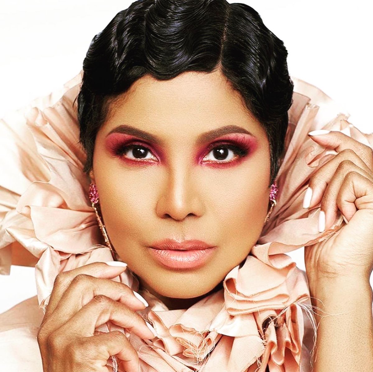SHOPOHSOSASSY's tweet photo. Queen T ✨  #womeninspiringwomen #essence  #wcw #artist #goddess #queen #bombshelloftheday #cover #magazine  #fashion #sassylooks #blackgirlrock #sassylikes #sassybombshelloftheday #sassyhair #sassyblogger #tonibraxton #thebraxtonfamilyvalues #thebraxton #bazaar #lupus #survivor https://t.co/rdYMZVlWgk