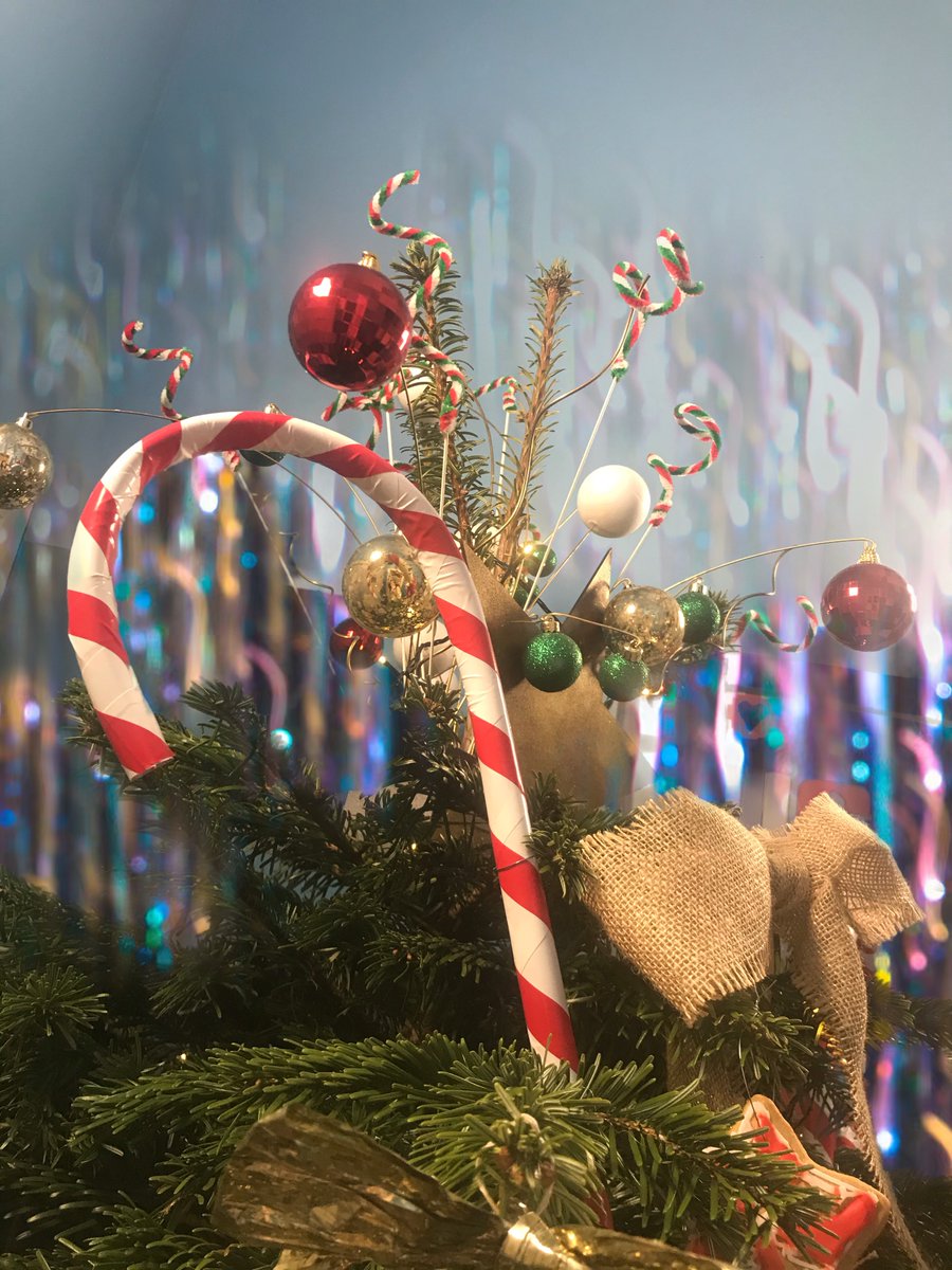 BevgrammarDT's tweet photo. @bevgrammar Christmas Tree, decorated by Mrs Mulligan and the D&amp;T department. @Bev_Minster #ChristmasTree #ChristmasTreeFestival #decorations #lights #gingerbread #school #ChristmasIsComing #Christmas2020 https://t.co/bsRVVnTakX