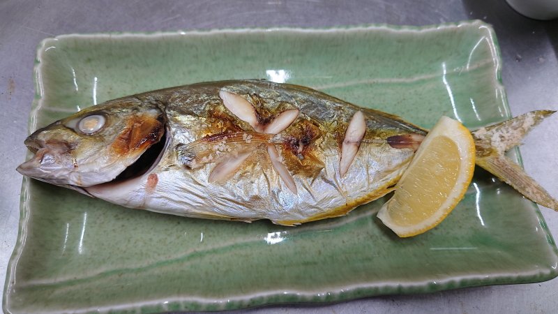 三佳のよっちゃん 海原雄山先生も認める伊豆大島産シマアジの塩焼き T Co X4bsuuaqtu Twitter