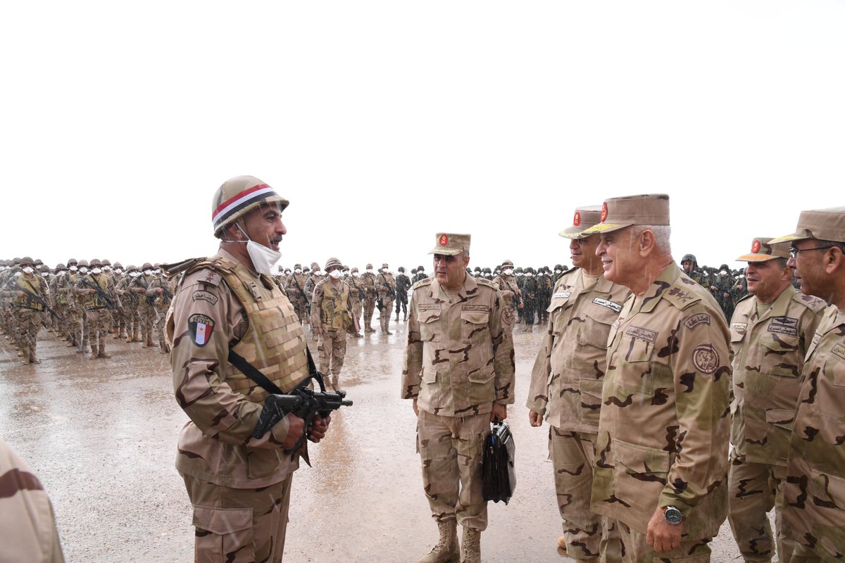 #المتحدث_العسكرى : رئيس أركان حرب القوات المسلحة يشهد إجراءات الإصطفاف والإستعداد القتالى لعناصر تأمين القوات المسلحة على الإتجاه الإستراتيجى الغربى والمشروع التكتيكى بجنود " بدر- 6 " بالرماية بالذخيرة الحية ...