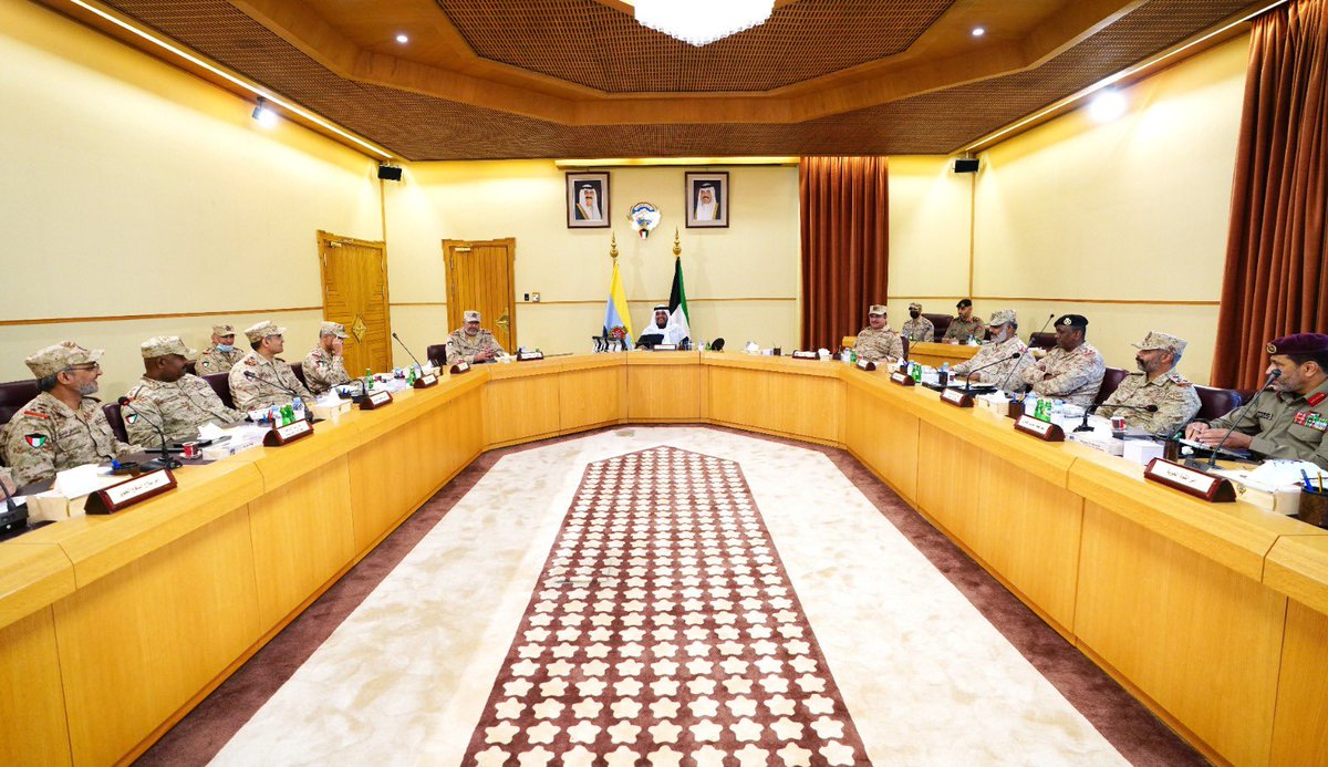 ترأس معالي نائب رئيس مجلس الوزراء ووزير الدفاع الشيخ أحمد منصور الأحمد الصباح بمقر الوزارة صباح اليوم إجتماعاً ضم عدداً من كبار قادة الجيش ، بحضور سعادة رئيس الأركان العامة للجيش الفريق الركن خالد صالح الصباح ، وسعادة نائب رئيس الأركان الفريق الركن فهد عبدالرحمن الناصر .