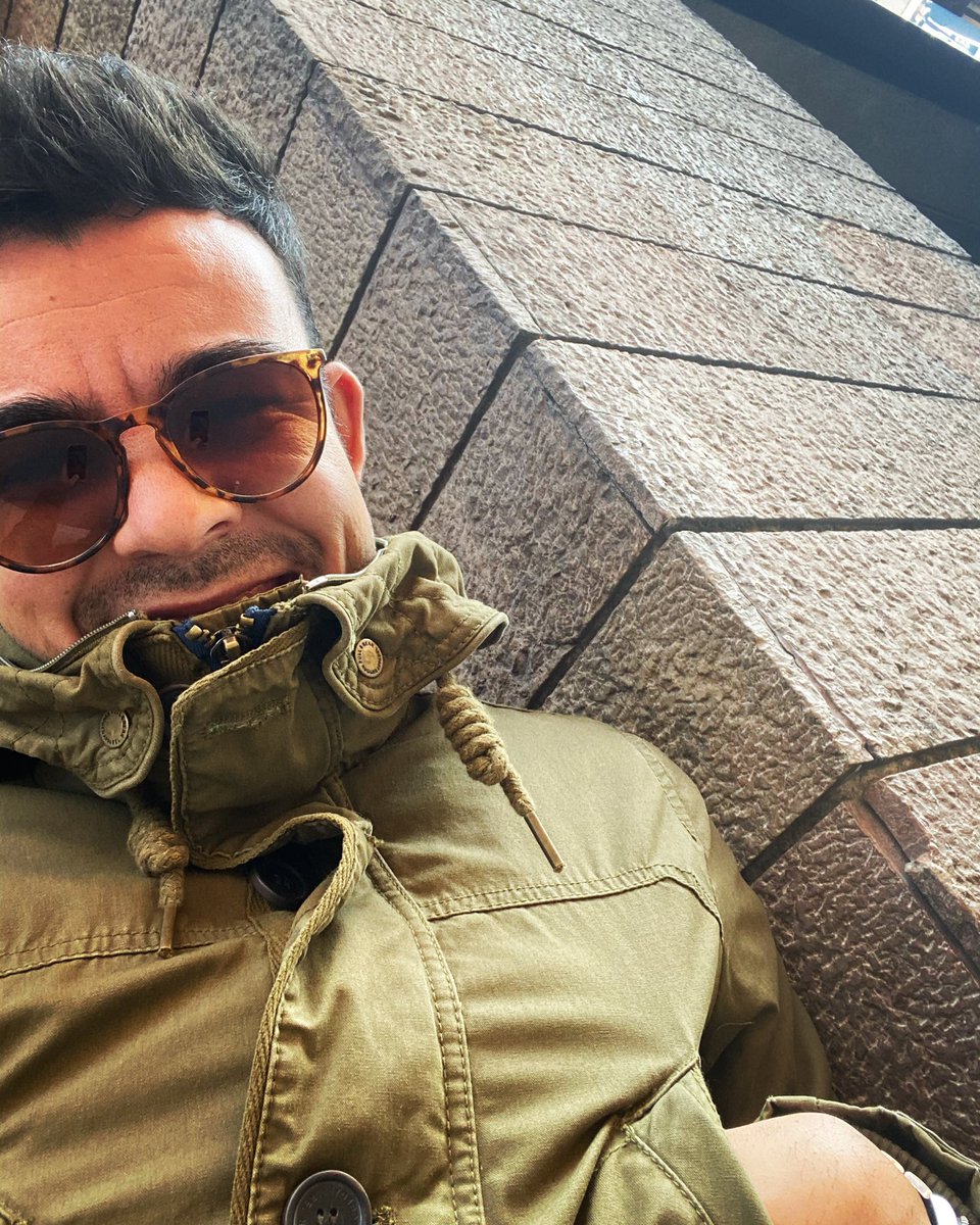 Como no tenía dinero
fue a la playa y se llevó el mejor de los veleros,
que menos, que el que no tenga dinero
vaya y se lleve el mejor de los veleros ⛵️🎼 MMolina