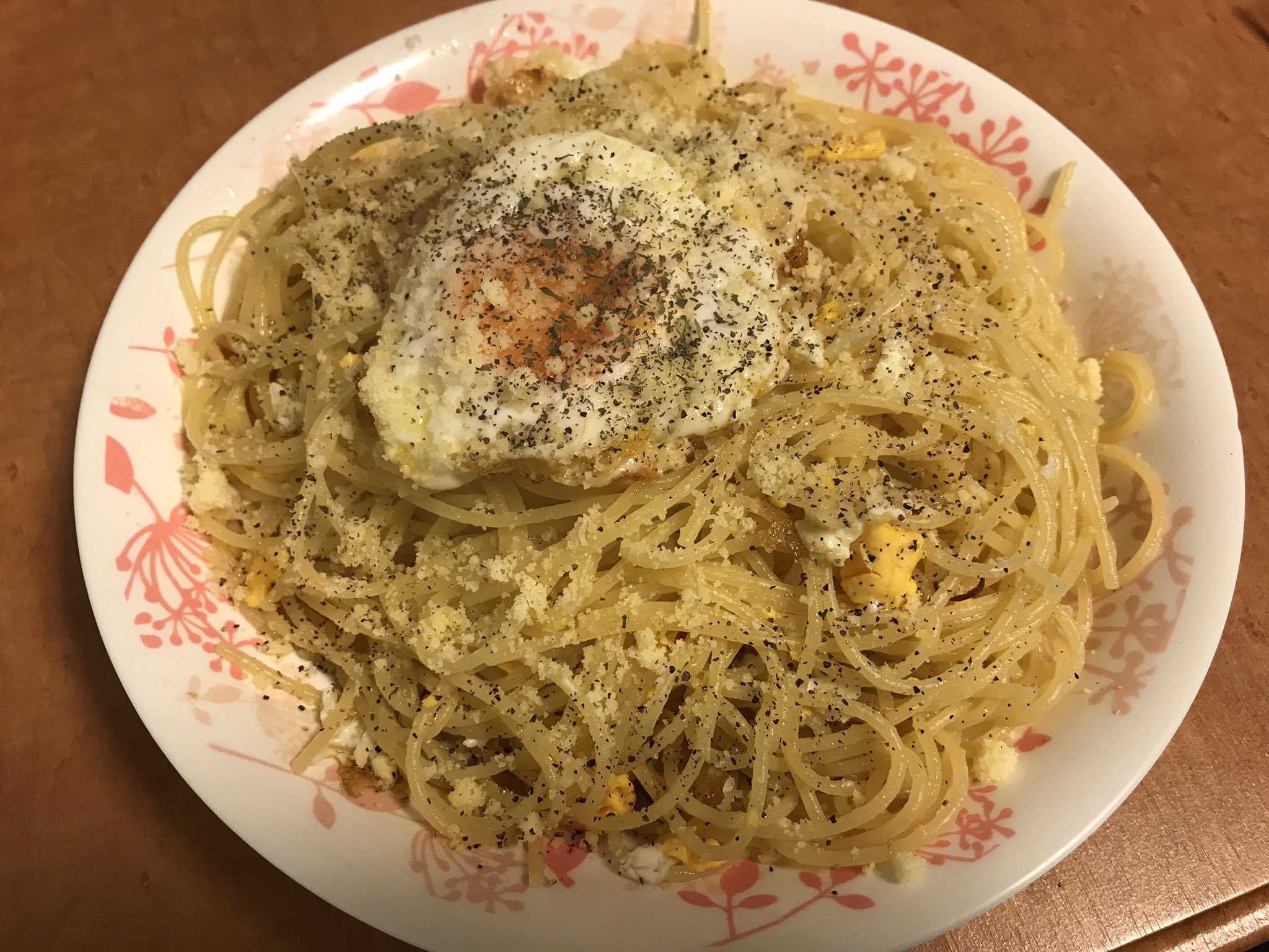 仁宇 ニュー プリチャンは沼 V Twitter 今日の晩御飯はスパゲッティ デル ポヴェレッロ 貧乏人のスパゲッティ でした 目玉焼きを2個焼いて 1個は潰しながらペペロンチーノソースに混ぜ もう1個を乗せて 粉チーズとコショウをたっぷり振って完成