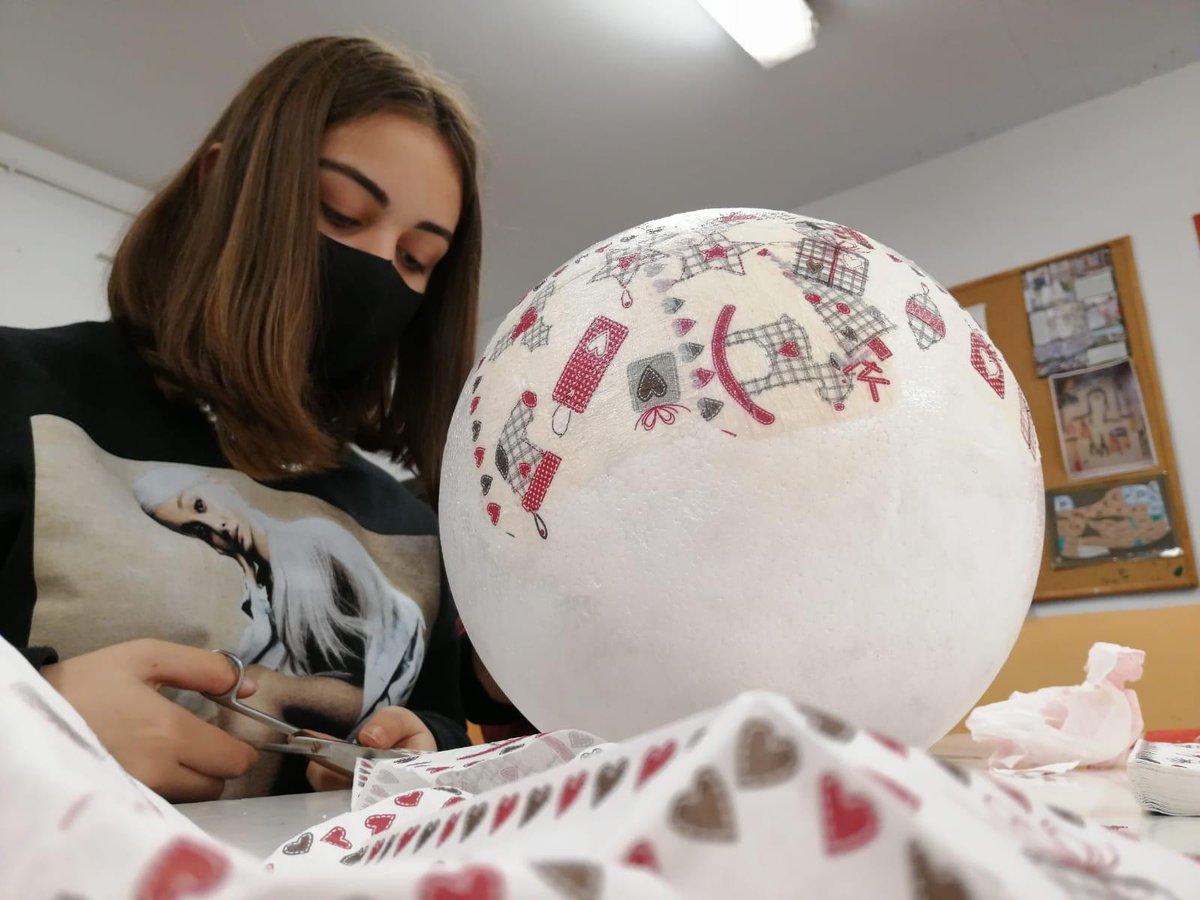 IESANTJORDI's tweet photo. L'esperit nadalenc ha arribat a la classe de 4t d'ESO. Estem preparant la decoració de l'entrada de l'escola. #nadal #decoracionadalenca #mondelart #escolescooperatives #escolesmaresme #iesantjordi #vilassardedalt https://t.co/VEVySYOx55