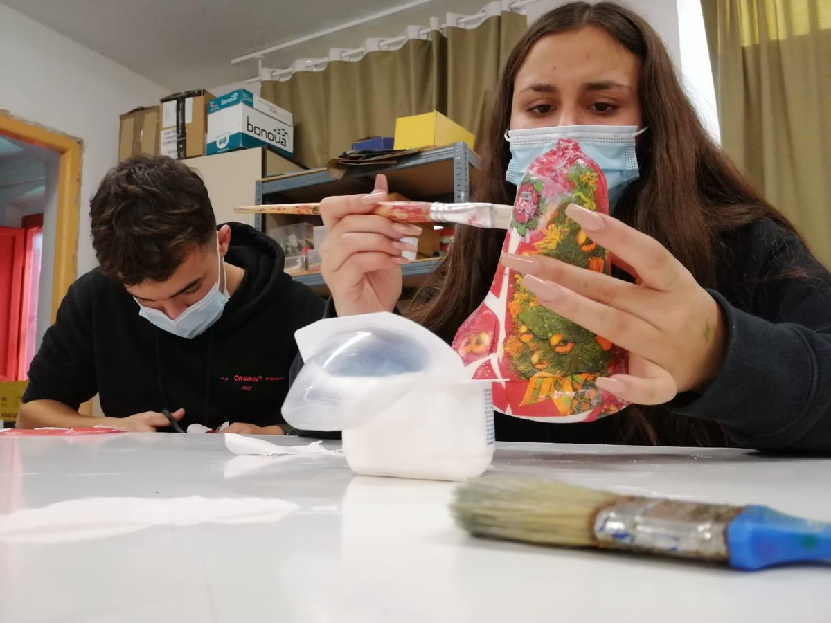 IESANTJORDI's tweet photo. L'esperit nadalenc ha arribat a la classe de 4t d'ESO. Estem preparant la decoració de l'entrada de l'escola. #nadal #decoracionadalenca #mondelart #escolescooperatives #escolesmaresme #iesantjordi #vilassardedalt https://t.co/VEVySYOx55
