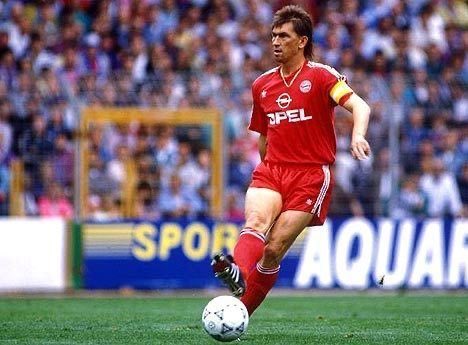 π©πͺ Klaus AUGENTHALER
π FΓΌrstenzell, Baviera 26/9/1957
@FCBayern
Integrante del selecto club de jugadores que han completado toda su carrera en el mismo equipo. FuΓ© un gran defensa central alemΓ‘n, con galones de mando, campeΓ³n del Mundial 1990. #Alemania #Deutschland #Germany https://t.co/YbnEfeoDzh