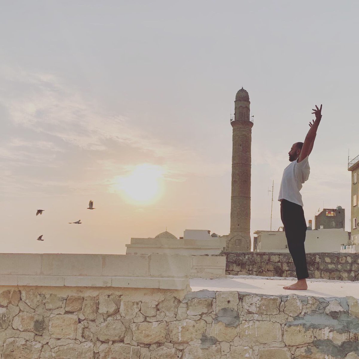 Başlangıçta çok farklı görünen yoga ve mimarlık pratikleri arasındaki bağlantıyı oryantasyon mimarisi ve çizime dayanan bir yoga pratiği  ve kürsüsüz, katılımcı bir sohbetle birlikte araştırmaya davet ediyorum!  #istanbulmimarlikfestivali