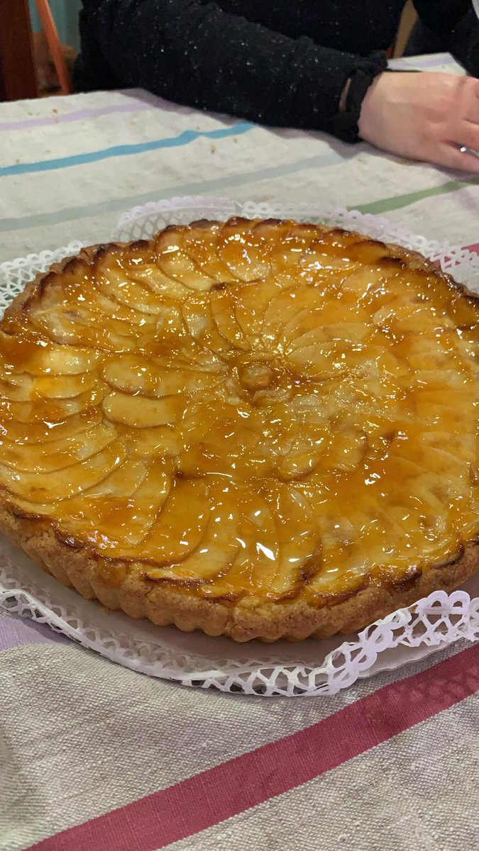 aurora_rincon3's tweet photo. Parce que @amaiaagarate cocina de muerte!! De verdad que es de mis tartas favoritas, se me hace la boca agua con verla.
#postres #tartademanzana #nettformación #MasterMPD https://t.co/OgZXLZkNPe