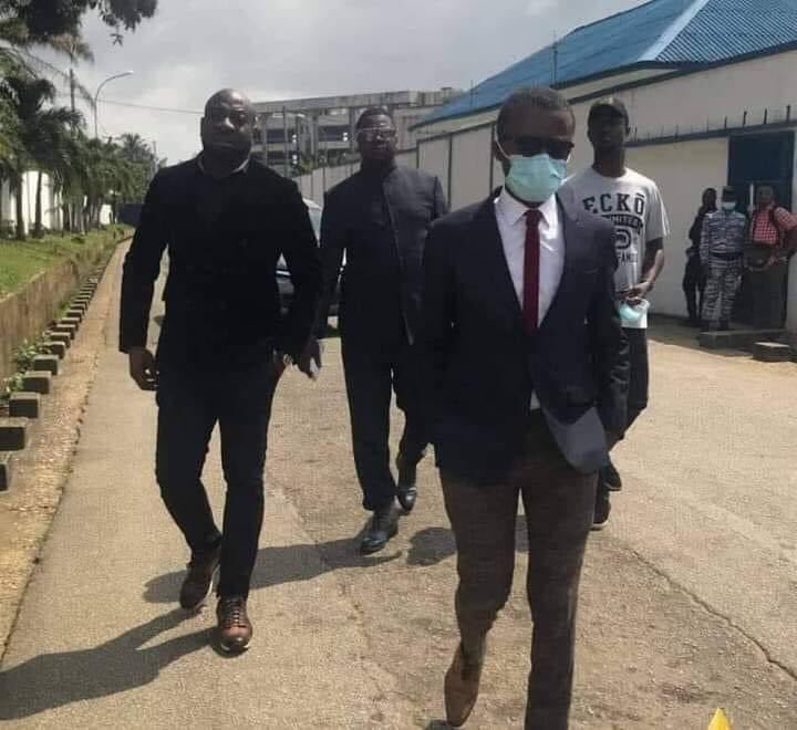 CotedIvoire_off's tweet photo. #FlashCiv
Dally Djédjé Gervais et Aba Sylvain Decavailles (Yodé et Siro) ont passer la nuit à la brigade de recherche dans le cadre légal de la garde à vue.
Ils devraient être déférés aujourd’hui devant le parquet..
W//Koaci https://t.co/PaemvquvtS