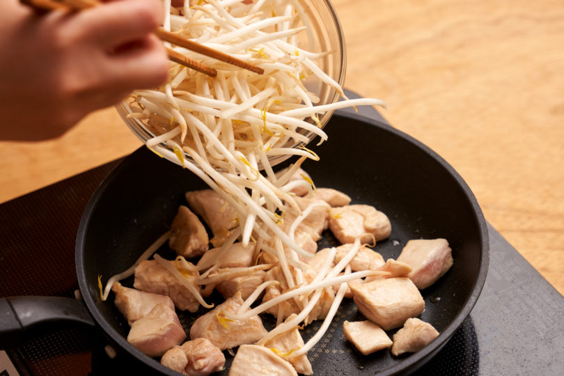 リュウジ 料理のおにいさんバズレシピ 肉界のコストパフォーマンス最強食材の 鶏むね肉 野菜界のコストパフォーマンス最強食材の もやし を合体させたら激安な上に低糖質で高タンパクな神の一皿が完成しました 鶏胸肉ともやしの塩だれ炒め リュウジ 料理のおにいさんバズレシピ 肉界のコストパフォーマンス最強食材の 鶏むね肉 野菜界のコストパフォーマンス最強食材の もやし を合体させたら激安な上に低糖質で高タンパクな神の一皿が完成しました 鶏胸肉ともやしの塩だれ炒め
