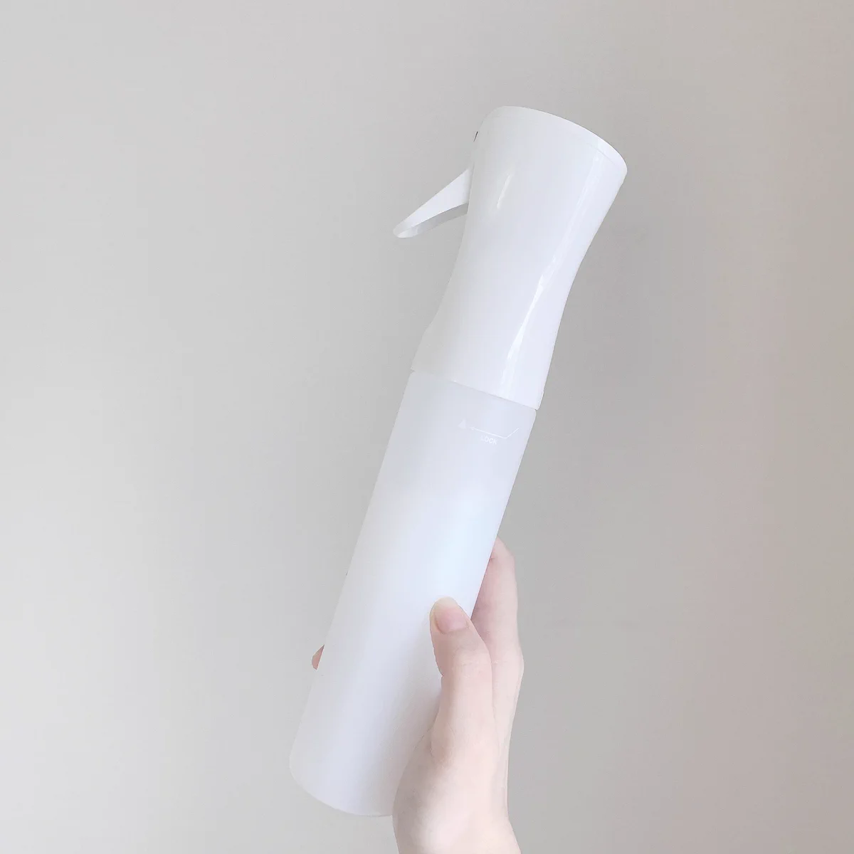 スキンケアの必需品かも。1080円で買えるこのボトルに化粧水いれて、お風呂上りにミストで浴びています。