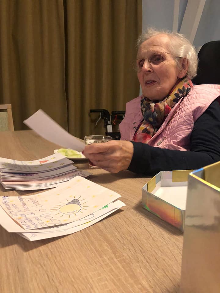 Ouderen van <a href="/langlevethuis/">Saamborgh</a> genieten nu nog na van alle kaarten v/d kinderen van basisschool De Fakkel. Kleine daden, met grote liefde en aandacht gemaakt, mensen zo opfleuren, dat smaakt toch naar meer! Wat zou jij willen en kunnen doen? Doe mee? presentalmelo.nl/aanmelden