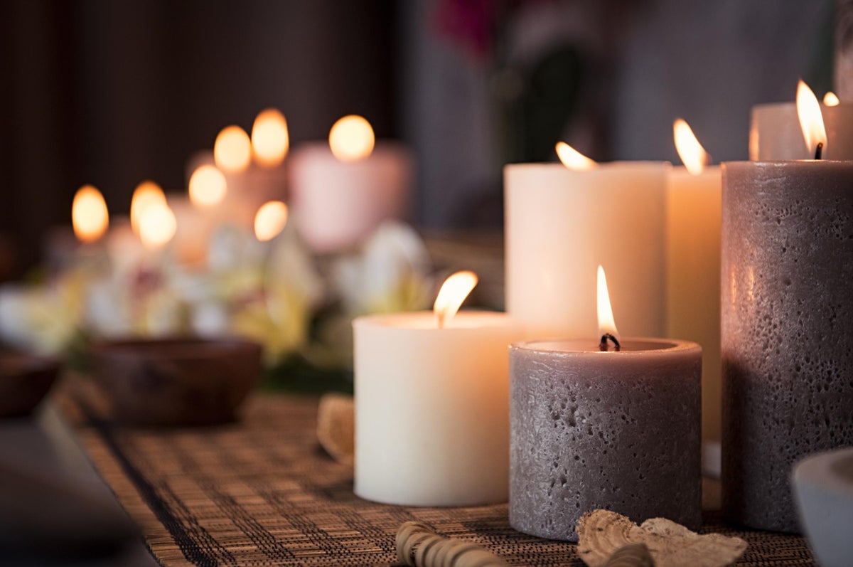 Tips wajib tahu kalau nak guna scented candle :1. Elak lilin berlekukMasalah lilin berlekuk biasanya akibat bakar lilin terlalu sekejap. Dinasihatkan bakar 2-3 jam atau sehingga semua lapisan lilin cair. Kemudian kalau nak padamkan, baru padamkan.