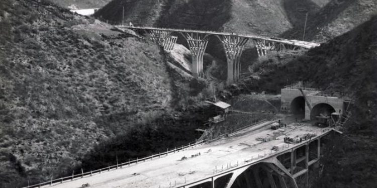 mariobianchi18's tweet photo. Il #3dicembre 1960 aperto dal PDC Amintore Fanfani il tratto appenninico dell’#Autosole da Sasso Marconi a Firenze Nord, 73 km che vanno ad aggiungersi a quelli inaugurati dal 1958. Quattro anni più tardi ci sarà al completamento dell’Autostrada di collegamento Milano-Roma. https://t.co/DwnJQLF5FD