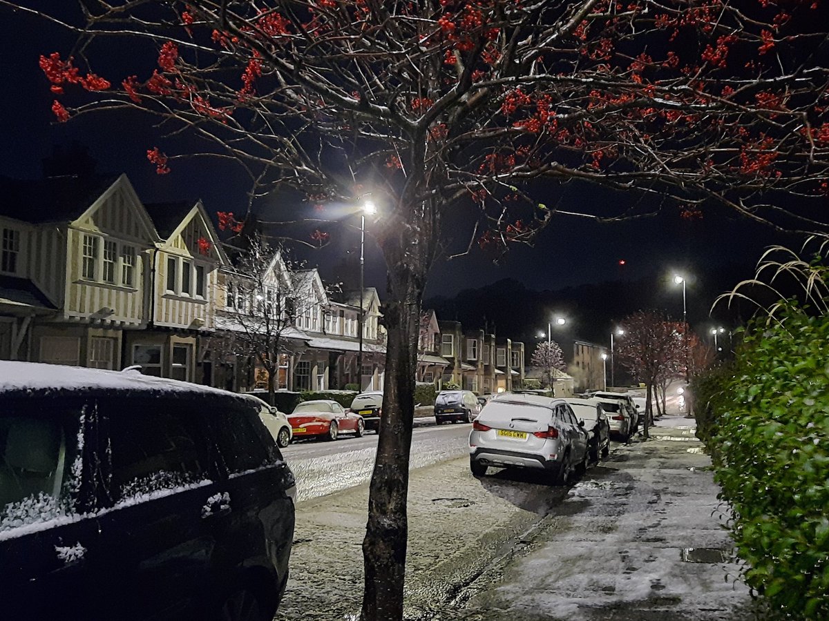 Diana_McCobb's tweet photo. @BBCScotWeather @StormHour @WindyWilson88 woken up to a wee dusting of #snow #scotsnow in low-lying #Balgreen #Edinburgh #BalgreenDi https://t.co/dFeNo06ewS