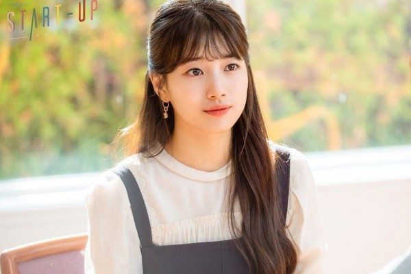 JFC people, stop discounting her just because she's pretty (oh god, she looks amazing). Ahem.Dalmi is not stupid, nor helpless, nor weak. Eh, maybe be a bit naive. The 2020 Seo Dalmi has enough experience to know when to dream and when to be realistic. She knows what she wants.