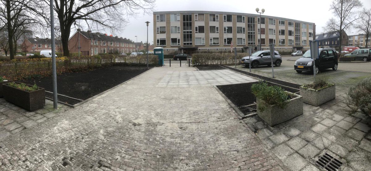 Bij de Stad en Landeflat van @Nijestee aan de Goudlaan in <a href="/Vinkhuizen/">Vinkhuizen</a> gaan we een flink stuk ontstenen en vervangen door planten en struiken. Ook komt er een nieuwe tafel met zitjes. De werkzaamheden zijn bijna klaar! #ontstenen #groen