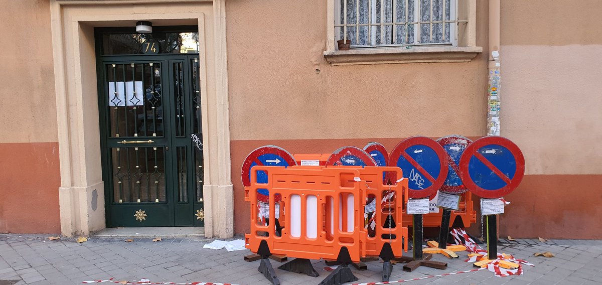 lolasart's tweet photo. @Adisar_Media y @globomedia  tenéis los huevos cuadrados! Desde ayer a las 18h que se terminó el rodaje de #estoyvivo DEJASTEIS TODO TIRADO en mitad de la acera, incluso partes de rodaje dentro del portal. Lo dicho...los huevos cuadrados. @policiademadrid https://t.co/PvtsyjINdC