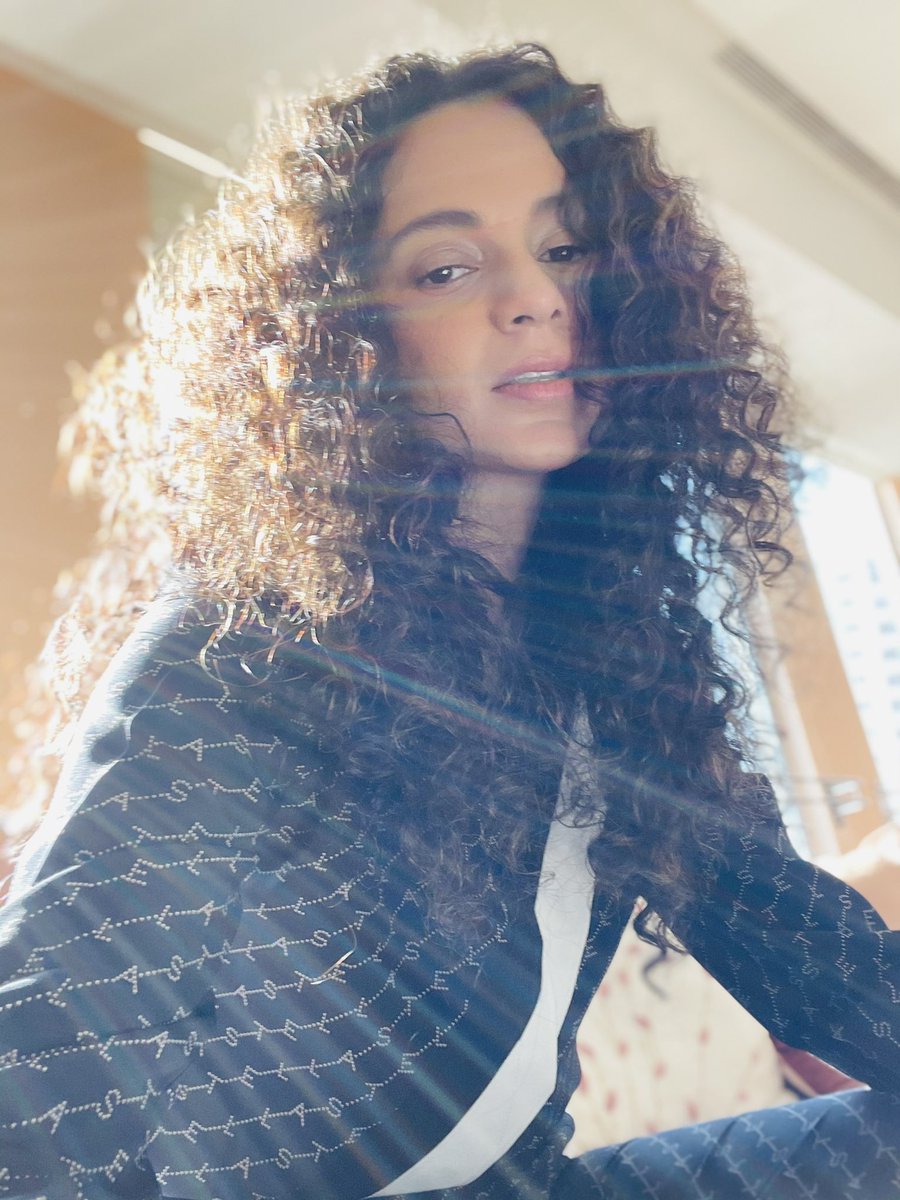 सुनो गिद्दों मेरी ख़ामोशी को मेरी कमज़ोरी मत समझना, मैं सब देख रही हूँ किस किस तरह से तुम झूठ बोलकर मासूमों को भड़का रहे हो और उनको इस्तेमाल कर रहे हो, जब शाहीन बाग़ की तरह इन धरनों का रहस्य खुलेगा तो मैं एक शानदार स्पीच लिखूँगी और तुम लोगों का मुँह कला करूँगी- बब्बरशेरनी