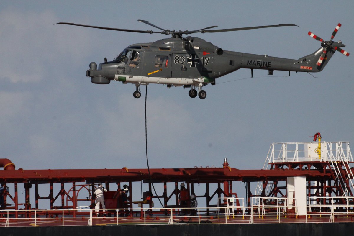Bw_Einsatz's tweet image. Im Mittelmeer bei @EUNAVFOR_MED Operation #Irini wird das Wetter ab Herbst unbeständig. Die Fregatte „Hamburg“ der #BundeswehrimEinsatz nutzt dann den Bordhubschrauber, um das Boardingteam sicher auf zu durchsuchende Schiffe zu verbringen. Mehr dazu unter: bit.ly/2VuNkEx
