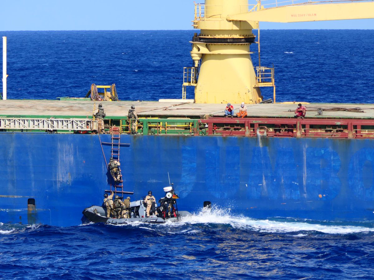 Bw_Einsatz's tweet image. Im Mittelmeer bei @EUNAVFOR_MED Operation #Irini wird das Wetter ab Herbst unbeständig. Die Fregatte „Hamburg“ der #BundeswehrimEinsatz nutzt dann den Bordhubschrauber, um das Boardingteam sicher auf zu durchsuchende Schiffe zu verbringen. Mehr dazu unter: bit.ly/2VuNkEx