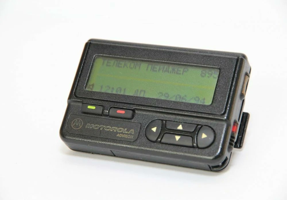 пейджер 2000. пейджер 2000х. пейджер моторола эдвайзер четырехстрочный. пейджер моторола 1956. пейджеры в россии.
