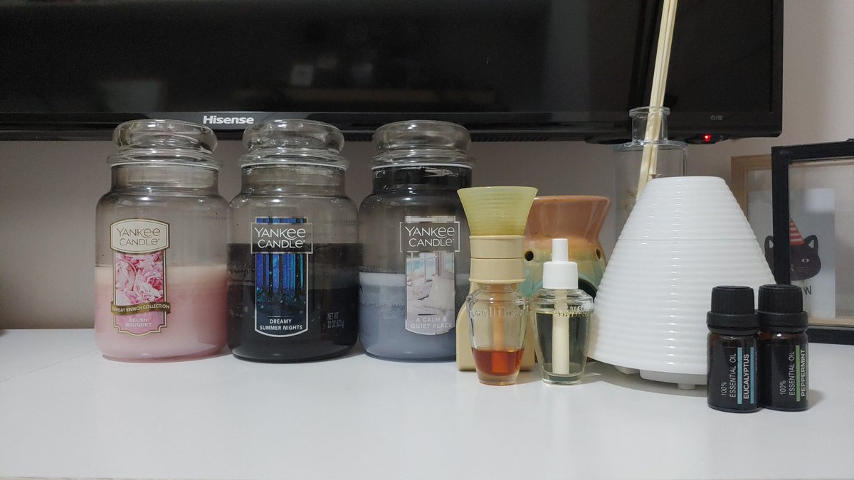 Ni antara lilin, electric diffuser, stick diffuser, electric mist yg aku ada. Kalau nak beli Yankee, aku recommend Blush Bouquet (throw dia jauh) dgn Calm & Quite Place (bedroom). Kalau Bath Body Works, ambik Mahogany Teakwood, Thousand Wishes