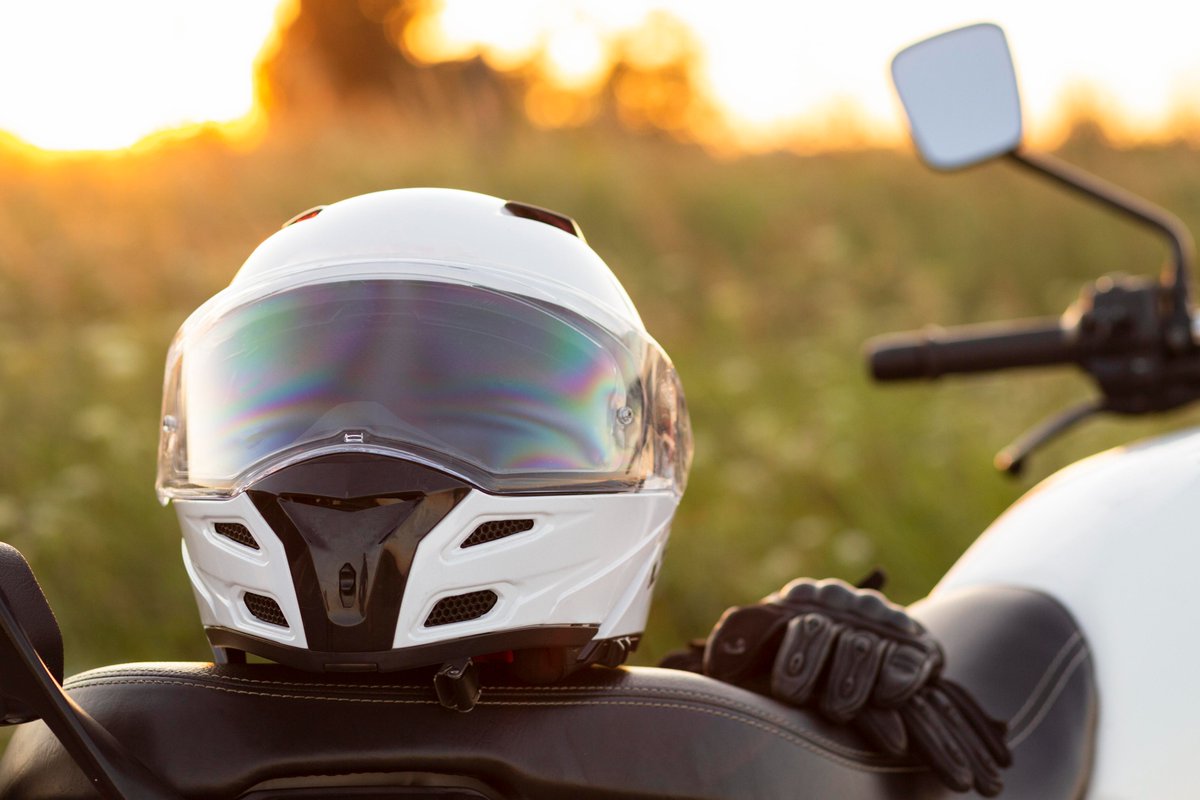 AutoIpunto's tweet photo. El #casco salva vidas 🏍  Pero, ¿qué pasa con el resto del cuerpo en caso de posible accidente? Usar un buen #equipamiento es clave para tu #seguridad. Por eso, si eres #motorista, es hora de hacerte con tus guantes, chaqueta, pantalón y botas. ¿Aún sin #carnet? 678 927 611 https://t.co/kxqysXb5Qv