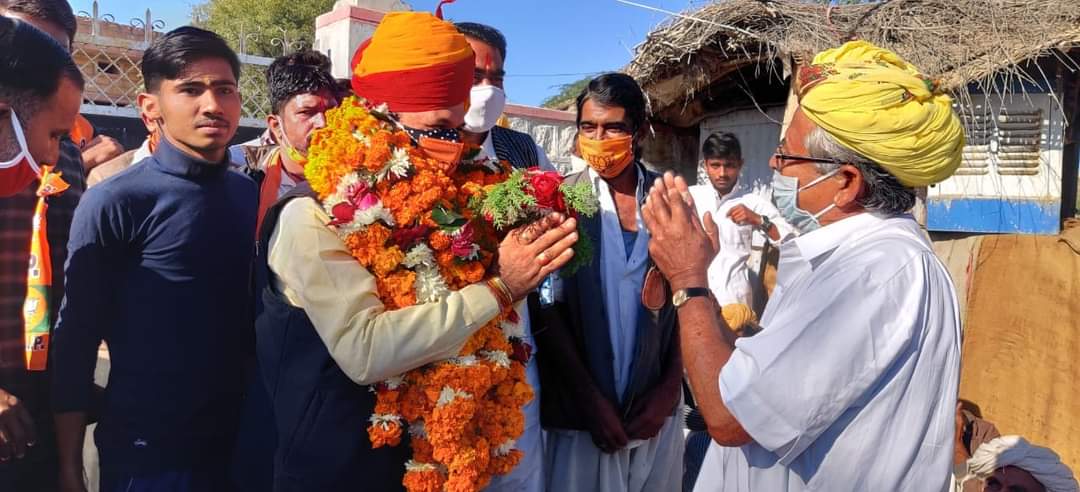KailashBaytu's tweet photo. विधानसभा क्षेत्र बायतू के साथूनी व पाटौदी में चुनावी सभा को सम्बोधित कर भाजपा के पक्ष में मतदान की अपील की। भाजपा की जनहितैषी नीतियां आज पूरे देश में केंद्र सरकार की योजनाओं के रूप में स्पष्ट है, जिनका प्रत्यक्ष लाभ प्रत्येक गांव तक पहुँच रहा है।
#BJP
#Rajasthan https://t.co/1sm2M1cDDP