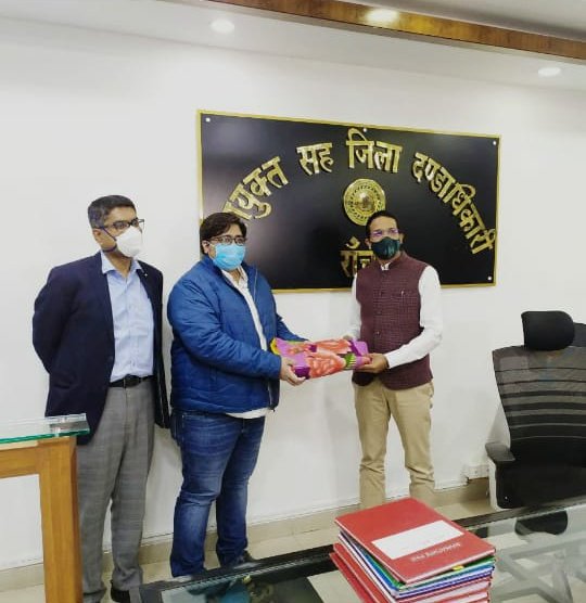 DC_Ranchi's tweet photo. 'We dreamt, #Ranchites dare, Together we are achieving'

District Admin is grateful to @DOXRanchi 1995 batch for their noble contribution in the form of 1000 blankets. Thanks to #CREDAI for their commitment to donating 50,000 warm clothes.

@HemantSorenJMM

#Mission1MillionSmiles https://t.co/845NFZzkt0
