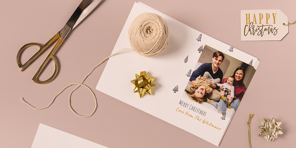 wrapmeuk's tweet photo. Share your perfected family poses this #Christmas with personalised, recyclable #wrapping paper and cards. Just upload your favourite photos to get started and enjoy #FREE first class delivery on every order 🎉 https://t.co/Po5mIi4RUn 

#FamilyChristmas #Personalisation https://t.co/kYIRJTvNP3