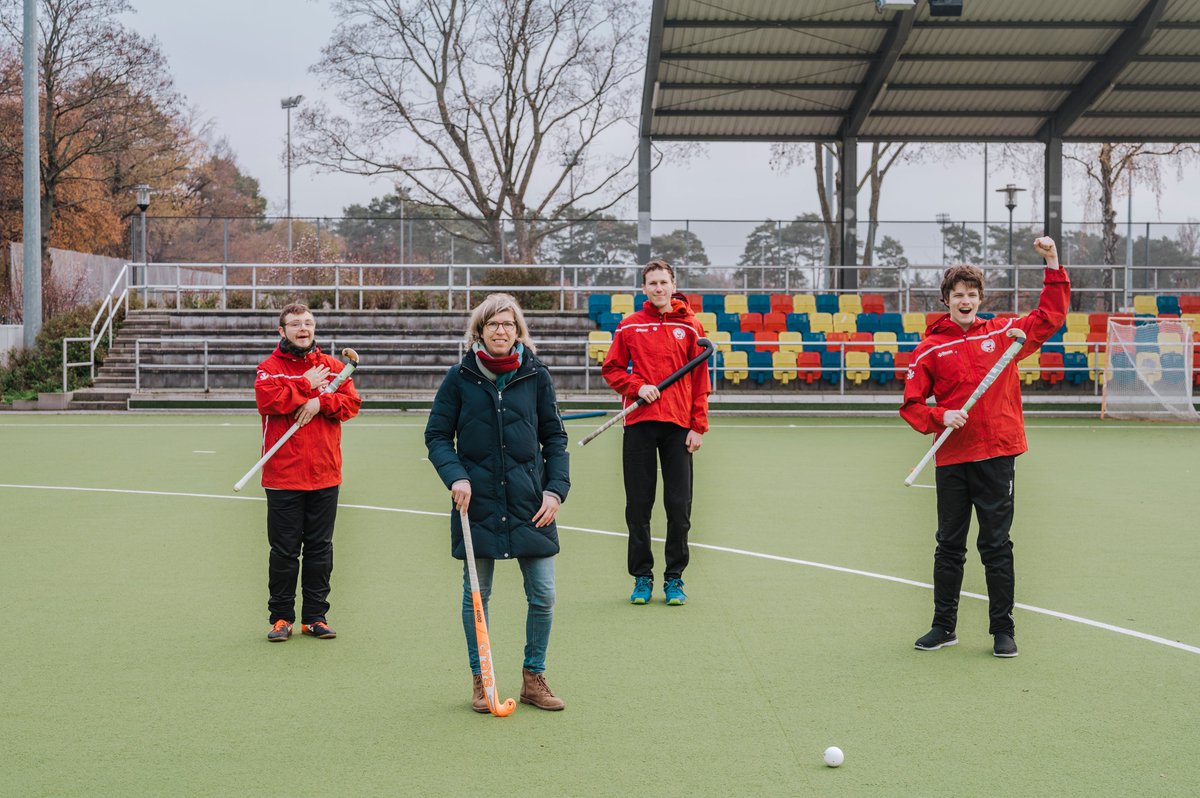 SO_Deutschland's tweet photo. „Eine tolle Chance, noch mehr Menschen für unseren Sport zu begeistern“, sagt Hockey-Olympiasiegerin @NataschaKeller. Denn: @DHB_hockey und @rudern werden Demo-Sportarten bei den Special Olympics World Games 2023 in Berlin. Wir freuen uns mit Euch! :-) https://t.co/2fthkosnL9 https://t.co/TAJQRpnm8C