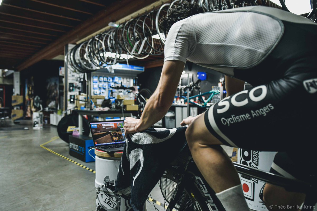 LaDalleAngevOFF's tweet photo. 🚲 - Passage à la session @GoZwift mardi soir, avec le @SCOCyclisme. 

Deuxième étape pour ces licenciés, qui découvrent le 𝗘-𝗦𝗽𝗼𝗿𝘁 𝗲𝗻 𝘃𝗲́𝗹𝗼 💥

#SportAngers #LaDalleAngevine 👊 https://t.co/xPlNQESmT1