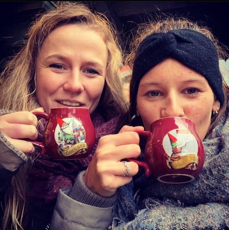 Geen Kerstmarkten dit jaar, dus dan maar even opwarmen met een #Throwback van vorig jaar!
Denise &amp; Kelly waren hier namelijk samen in het prachtige Keulen! En een lekkere #gluhwein mag dan natuurlijk niet ontbreken 🍷
🎄🎄🎄