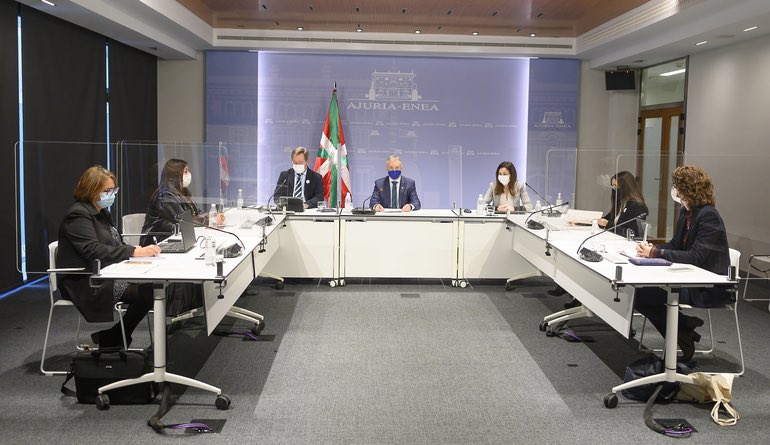 Euskaldunok euskaraz egin behar diogu aurre mundu mailako krisiari; euskaraz egin behar dugu ilunpetik argira eramango gaituen bidea; euskaraz sendatuko gara, euskaraz sendatuko dugu geure gizartea; euskaraz besarkatuko ditugu mundu osoko gizakiak.