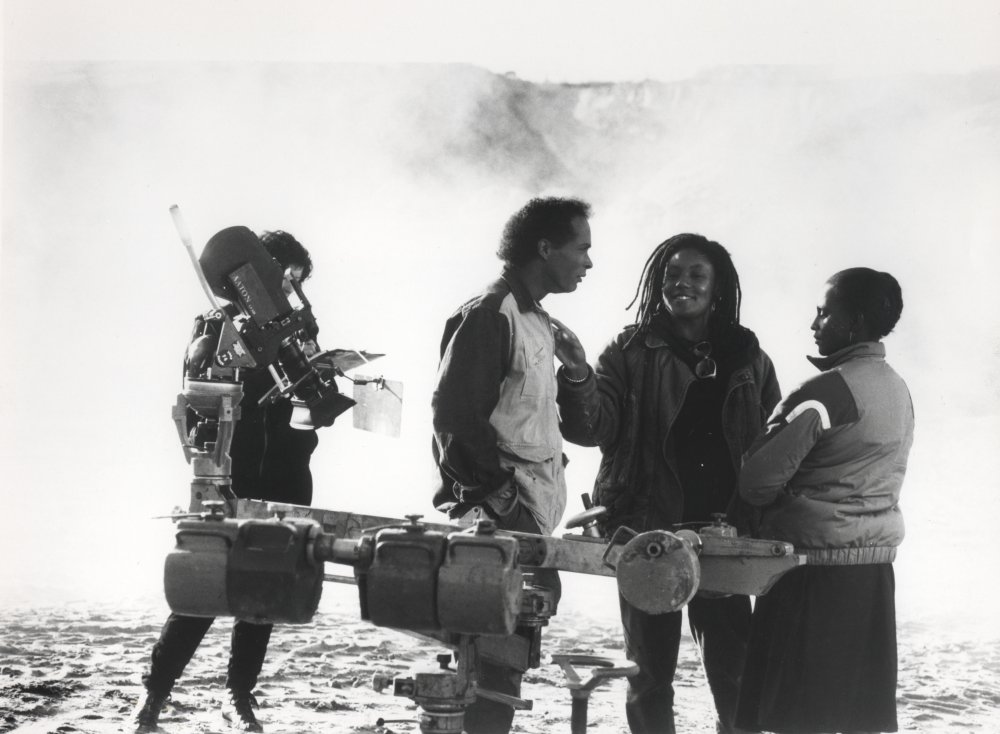 3. Maureen Blackwood (1960-) cofounded Sankofa, a collective that fought for space for Black British voices in the '80s/90s. Home Away From Home (1992) is a bittersweet vignette about family & the push/pull of migrant life  #FemaleFilmmakers  #AdventCalendar  https://bit.ly/2I5a6zP&nbsp;