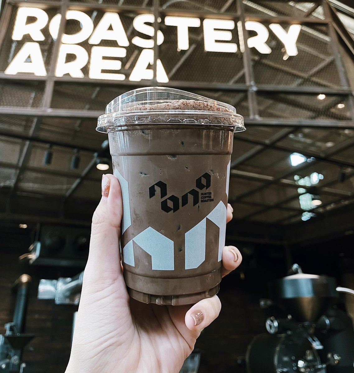 wastefulet's tweet photo. NANA Hunter Coffee Roasters เป็นหนึ่งในคาเฟ่ Specialty Coffeeที่คอกาแฟต้องนึกถึง และอยากแวะเวียนไป เพราะนอกจากรสชาติกาแฟที่เป็นไฮไลท์แล้ว การออกแบบตกแต่งร้านยังโดดเด่นอีกด้วย #NANAHunterCoffeeRoasters #cafehopping #reviewcafe #cafebkk #wastefullyeatravel #คาเฟ่ฝั่งธน #เปลืองตังค์ https://t.co/UiqYSPEvDa