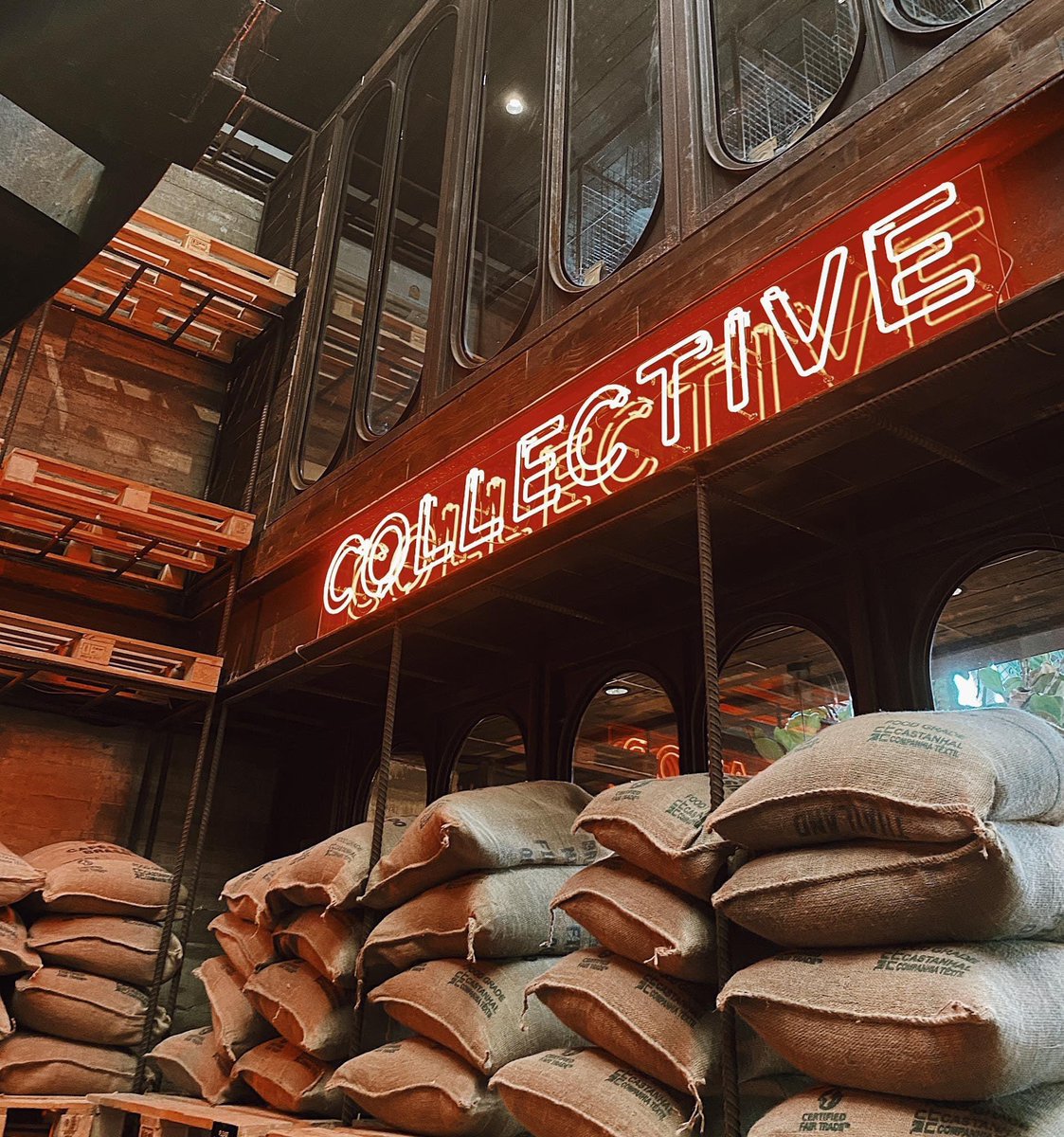 wastefulet's tweet photo. NANA Hunter Coffee Roasters เป็นหนึ่งในคาเฟ่ Specialty Coffeeที่คอกาแฟต้องนึกถึง และอยากแวะเวียนไป เพราะนอกจากรสชาติกาแฟที่เป็นไฮไลท์แล้ว การออกแบบตกแต่งร้านยังโดดเด่นอีกด้วย #NANAHunterCoffeeRoasters #cafehopping #reviewcafe #cafebkk #wastefullyeatravel #คาเฟ่ฝั่งธน #เปลืองตังค์ https://t.co/UiqYSPEvDa